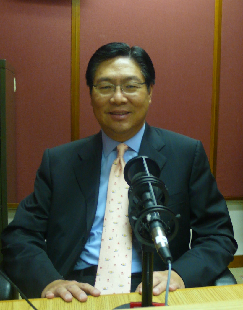 時任商經局局長馬時亨曾在香港電台錄音室進行《香港家書》的錄音工作。政府新聞處
