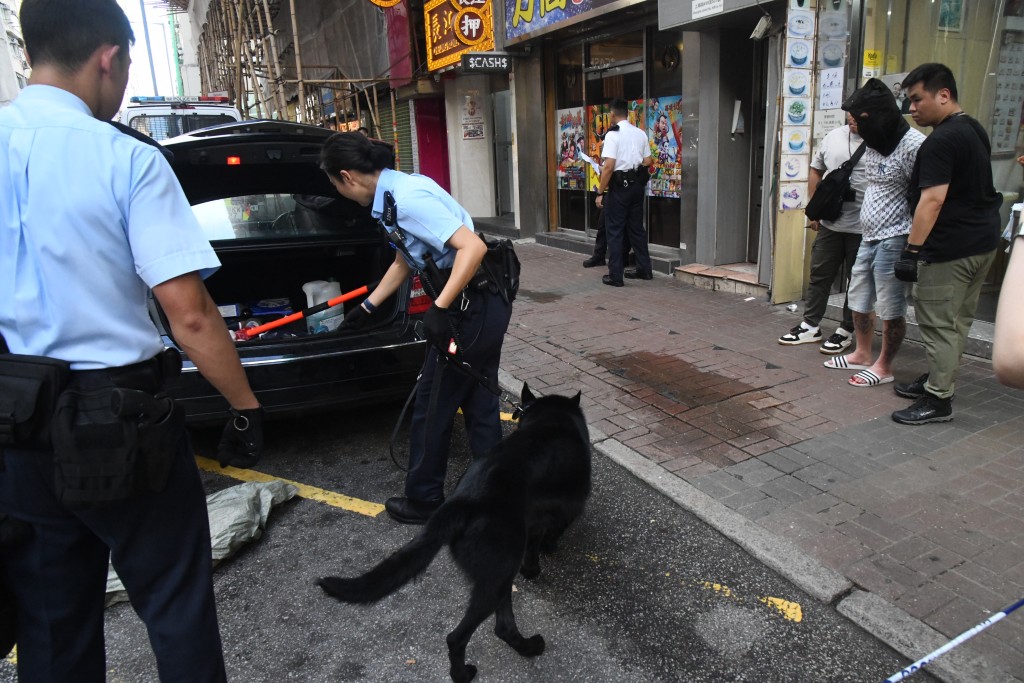 警员于车尾箱发现怀疑武器。