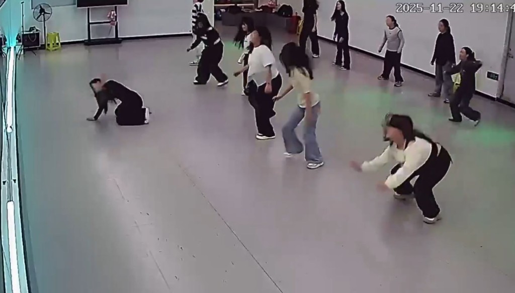 舞蹈老師（前)突然暈倒，學員以為是新動作迅速照跟做。抖音＠與尤物