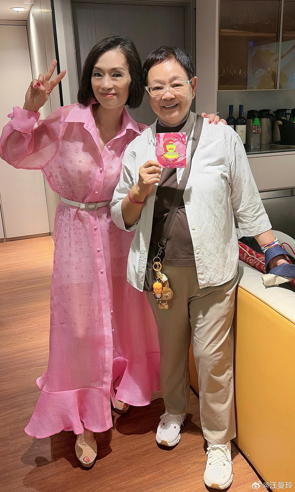 吳麗珠一身粉紅長裙現身，保養得宜，看不出真實年齡。（圖片來源：汪曼玲微博）