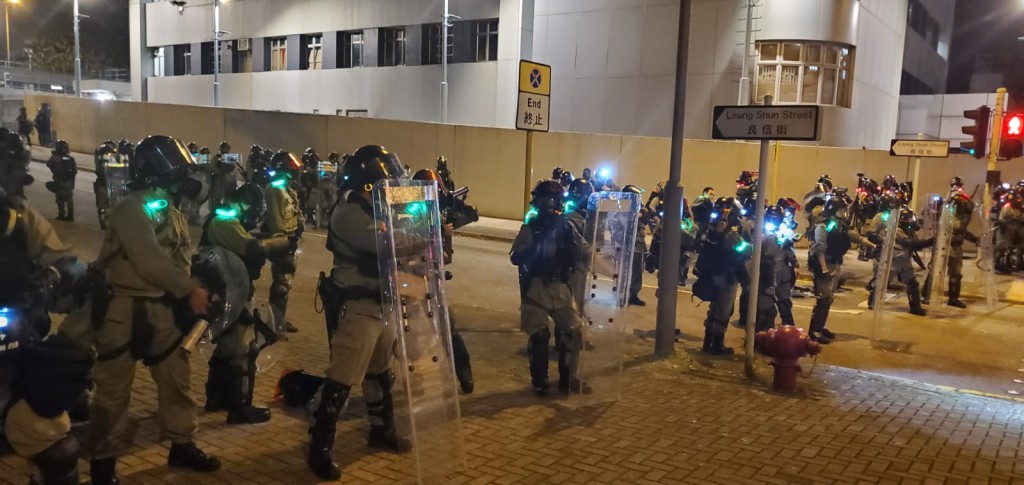 防暴警察戒備