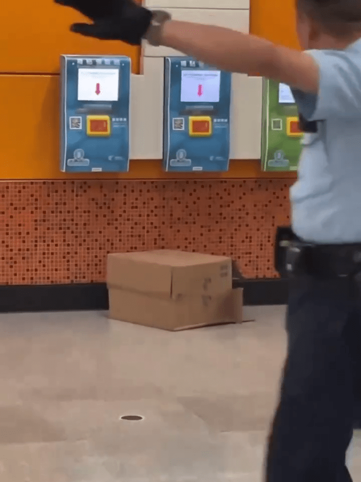 在場警員著圍觀市民不要靠近。 在場警員著圍觀市民不要靠近。