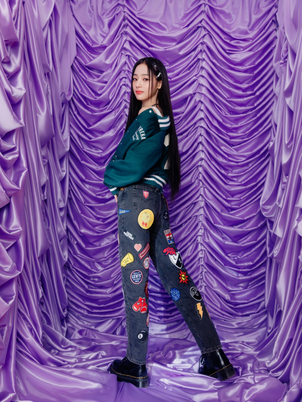 全球品牌大使的人气韩国女团NewJeans成员Minji，在品牌Tailor Shop，选用色彩斑斓的布章装饰501 '81阔型牛仔裤。