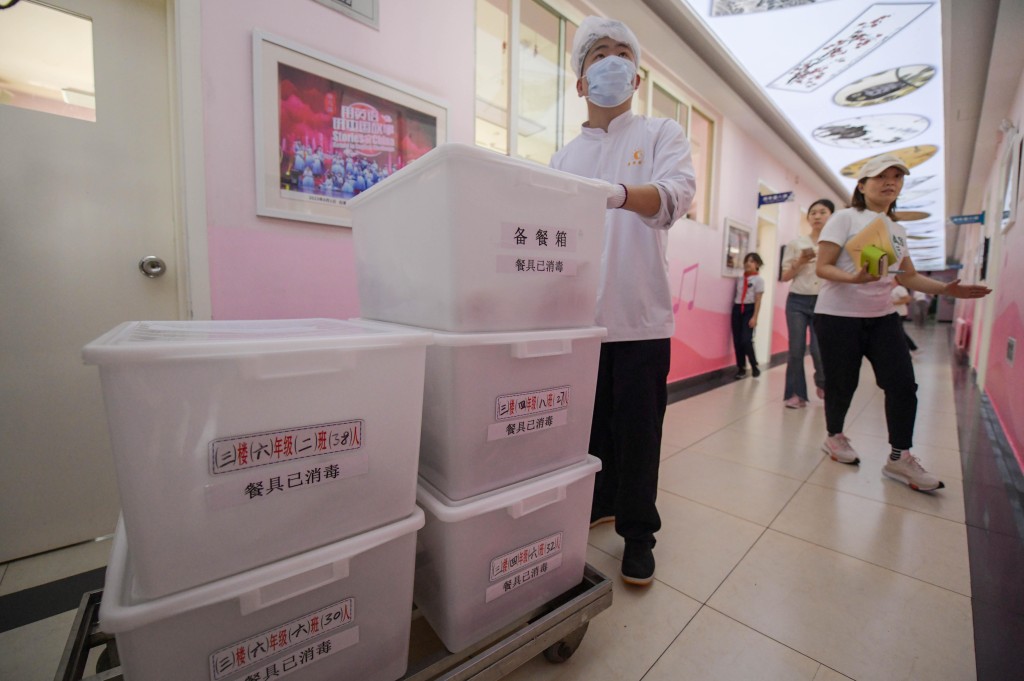 首個學生餐國標將在12月實施，確保製餐每個環節安全。北京日報