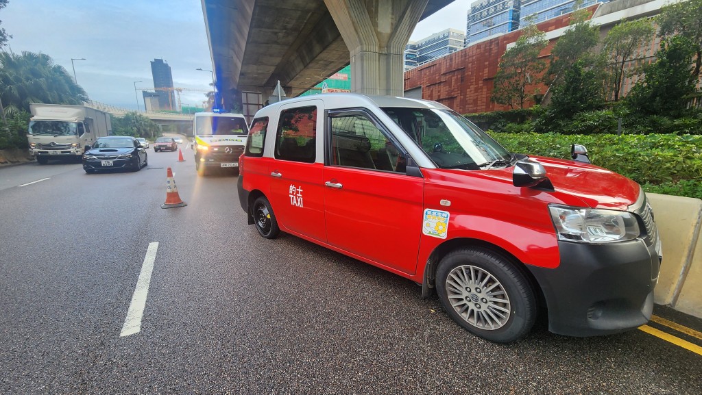 的士車頭貼近石壆。