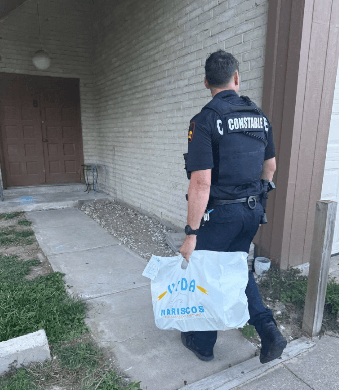 為了訂餐顧客不會餓著，副警長查帕親自為其送外賣。Facebook@Mark Herman, Harris County Constable Precinct 4
