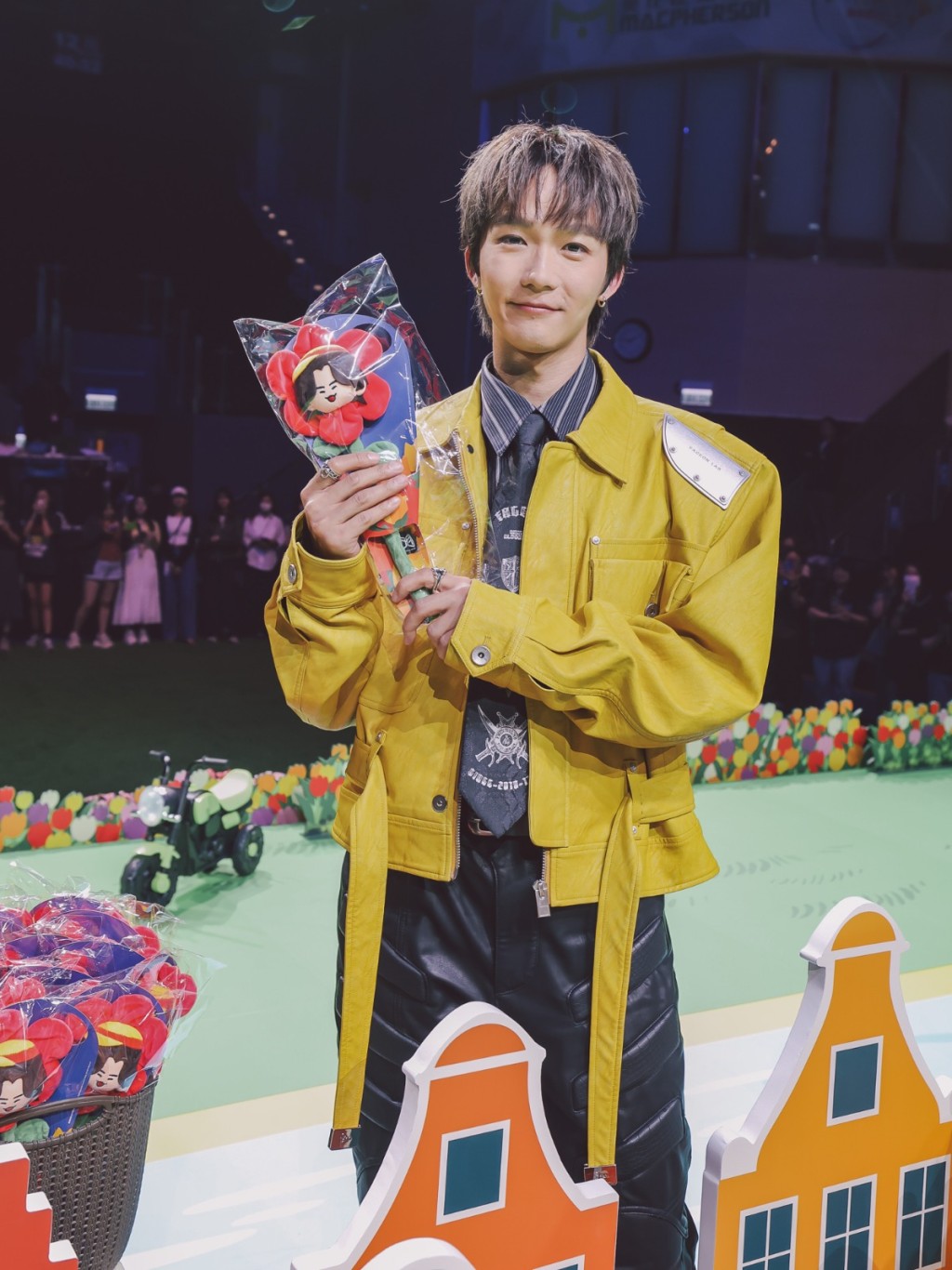 Alton一身黃色，好搶眼！