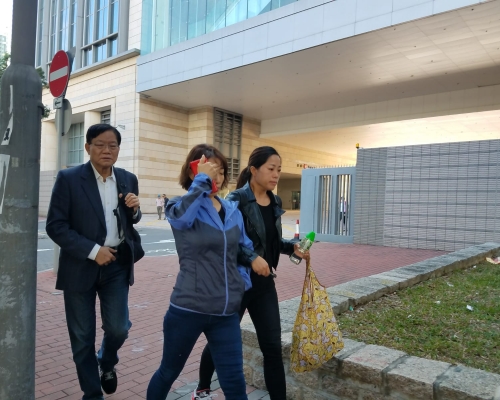 死者梁卓銘的父母(左及中)。 陳楚琨攝