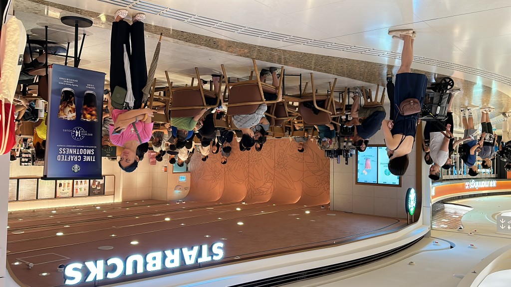 星巴克堂食位置基本爆满。(刘汉权摄) 星巴克堂食位置基本爆满。(刘汉权摄)