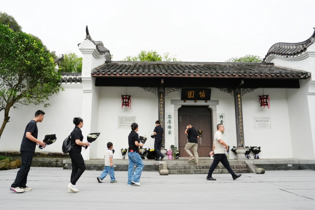 民眾前往位於湖南長沙的朱鎔基祖居「恬園」門前獻花悼念。 中新社 民眾前往位於湖南長沙的朱鎔基祖居「恬園」門前獻花悼念。 中新社