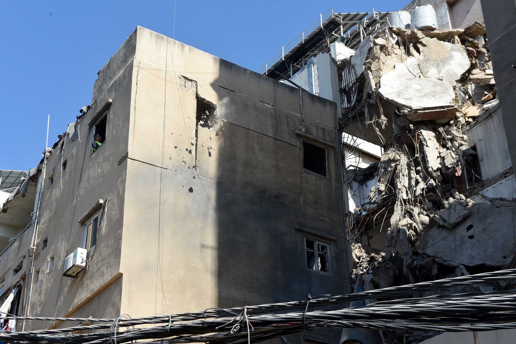以色列对位于贝鲁特郊区的真主党据点发动攻击，真主党高层指挥官舒库尔在袭击中丧生。新华社