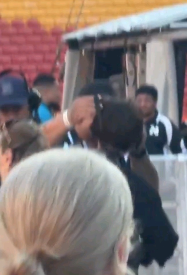 保安認出Johnson，並隨即脫下其掛在胸前VIP通行證。（粉絲片段截圖）