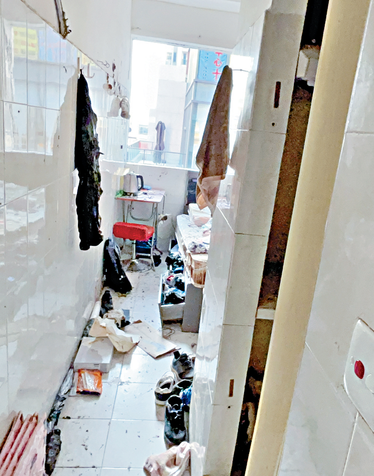 單位疑受爆炸影響一片凌亂，窗戶整塊飛脫。