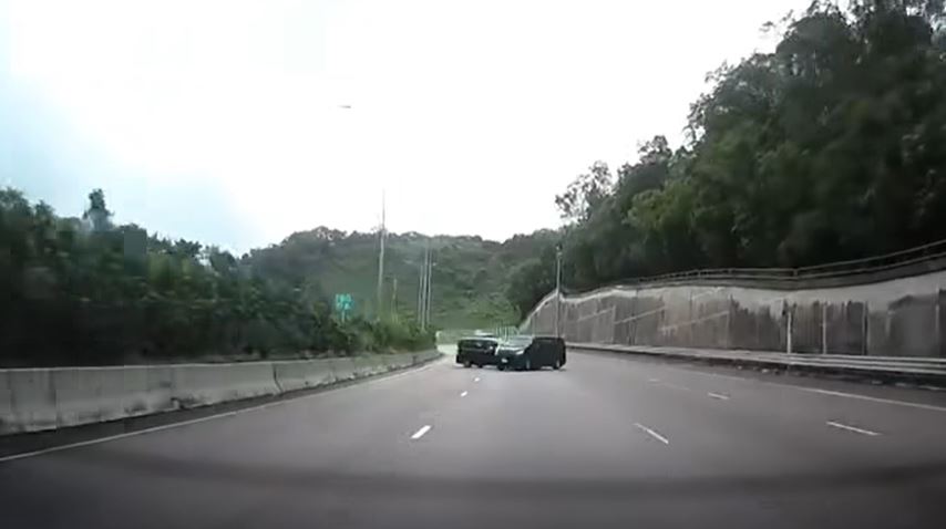 客貨車被撞至打白鴿轉。fb馬路的事 (即時交通資訊台)Kwok Kin Wang影片截圖 