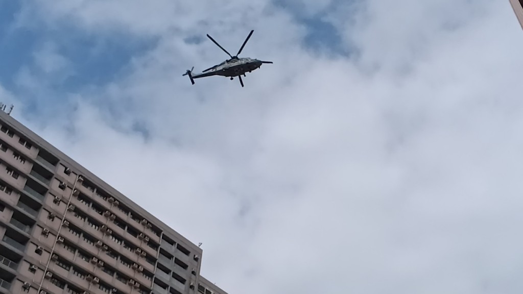 政府飛行服務隊派直升機吊運女事主送院救治。