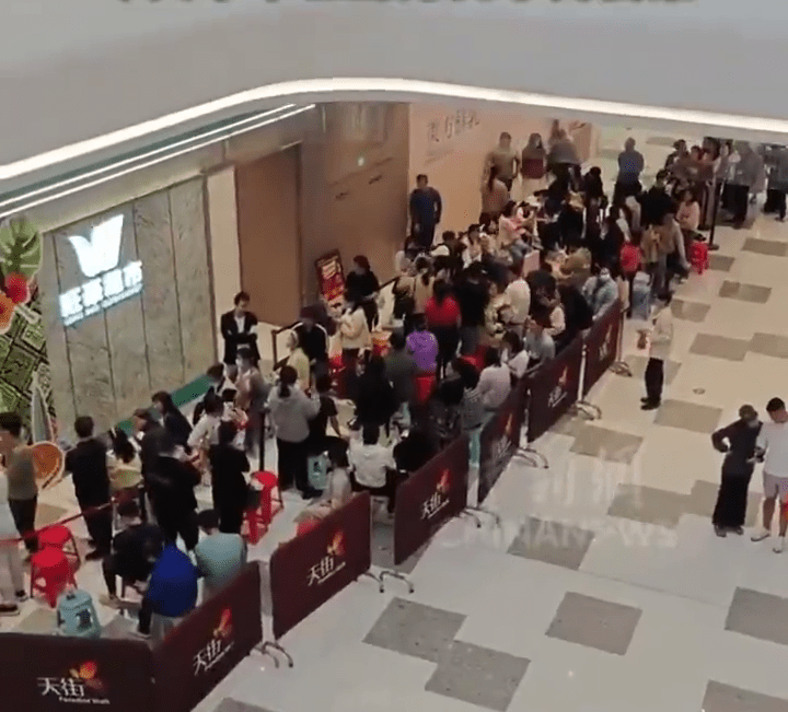 海南封關首日,居民排長隊購首批榴槤。 中新網 海南封關首日,居民排長隊購首批榴槤。 中新網