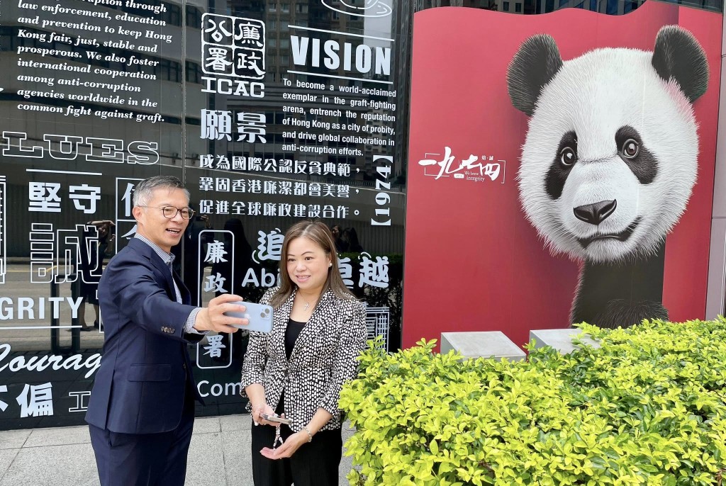 文體旅局局長羅淑佩(右)應廉署執行處首長丘樹春(左)邀請參觀廉署總部地下咖啡廳和2樓展覽廳。羅淑佩fb 文體旅局局長羅淑佩(右)應廉署執行處首長丘樹春(左)邀請參觀廉署總部地下咖啡廳和2樓展覽廳。羅淑佩fb