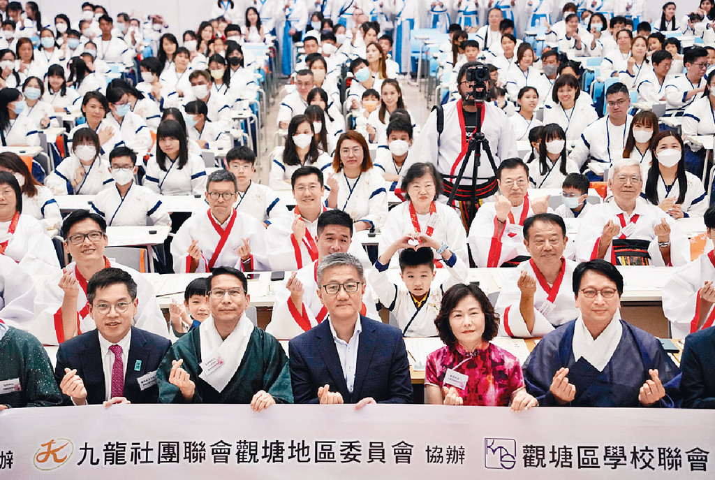 ■香港校董學會舉辦親子書法活動，嚟自11間學校、共128隊親子，身穿華服即場寫毛筆字，打破世界紀錄。