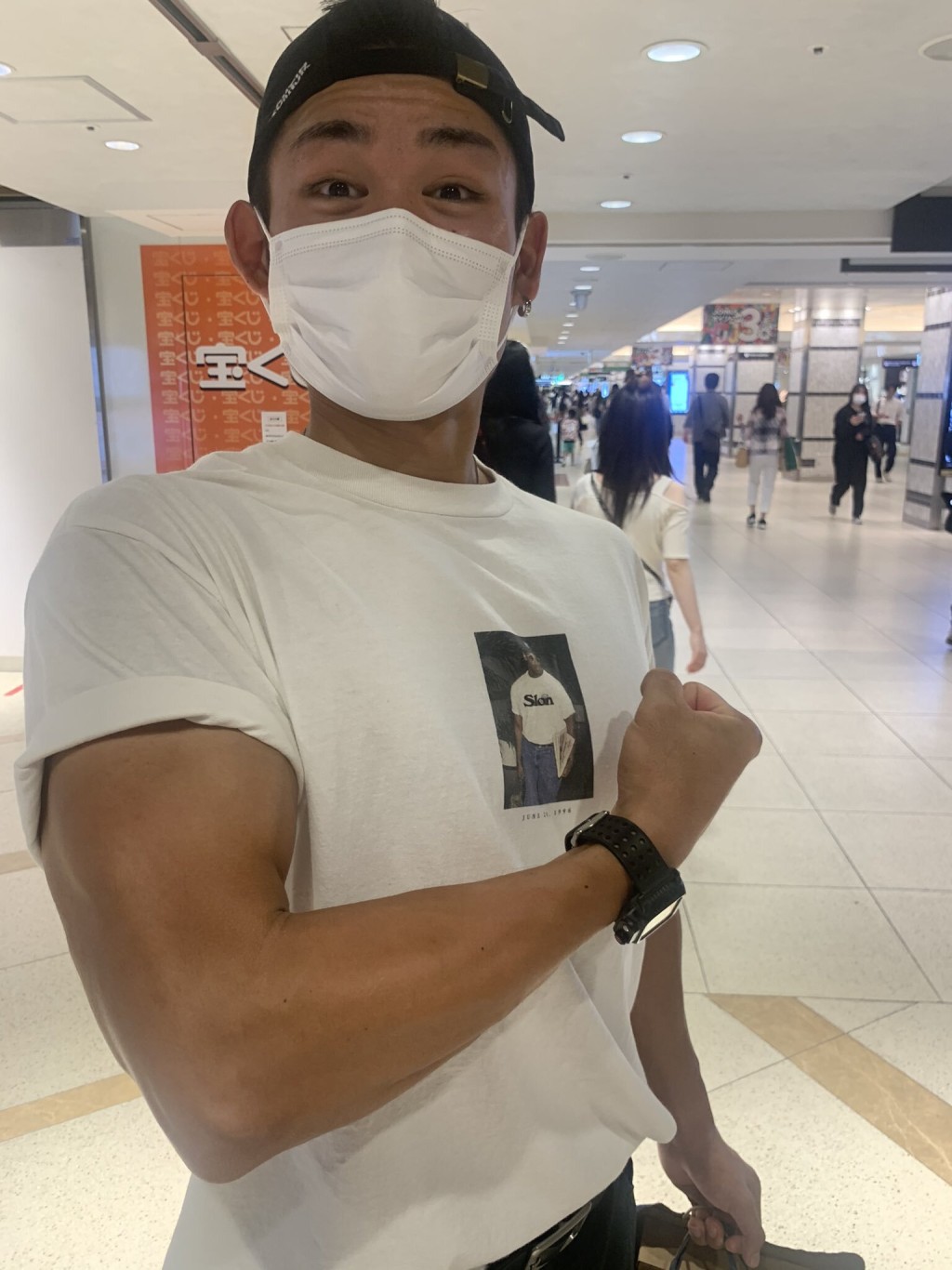 瑛人於本月23日在社交平台曾發布展示手臂，身體強壯的照片。