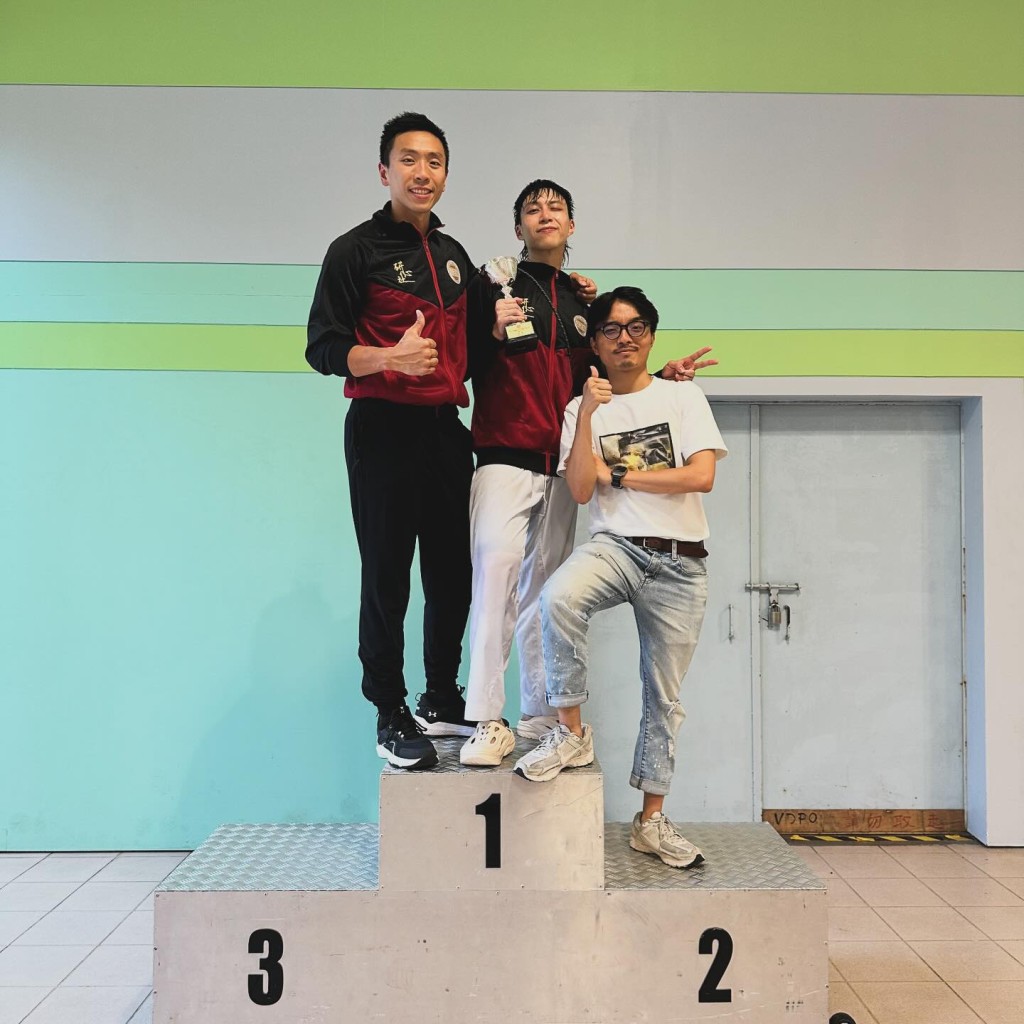 苦练四年空手道的吴业坤日前在社交网报喜，大晒首次参加比赛已夺得冠军。
