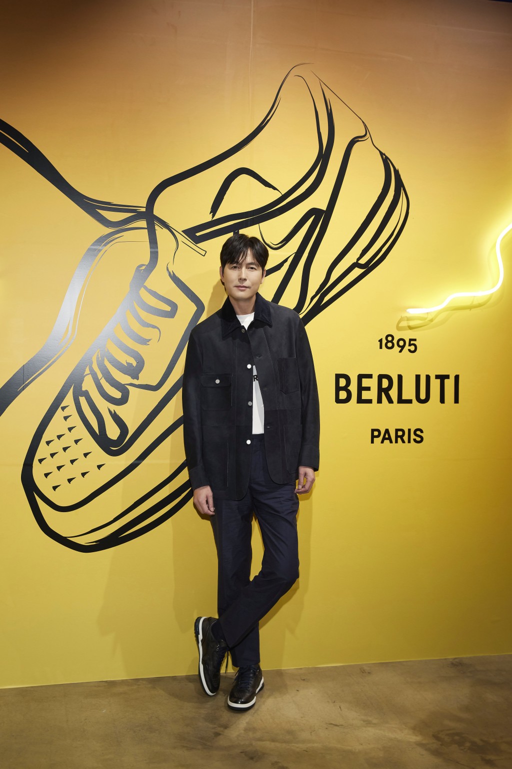 韓國星男鄭雨盛以白色T恤、夜藍色Workwear絨面皮革外套與黑色長褲，配搭黑色Playoff運動鞋/$17,900，型格與優雅兼備。