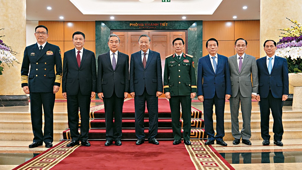 越共總書記蘇林（左四）會見王毅（左三）、王小洪（左二）、董軍（左一）。