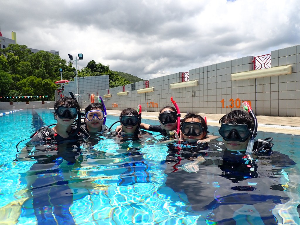 學生參加暑期潛水課程