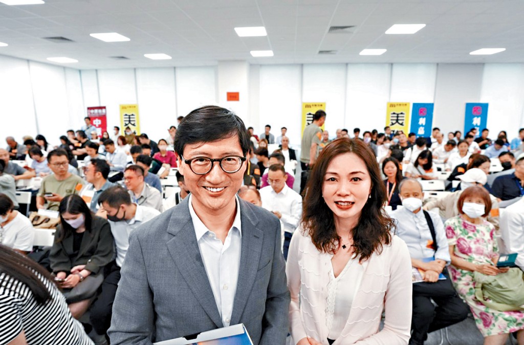 恒基韓家輝（左）表示，首岸3期將於短期內加推應市。旁為李菲茹。