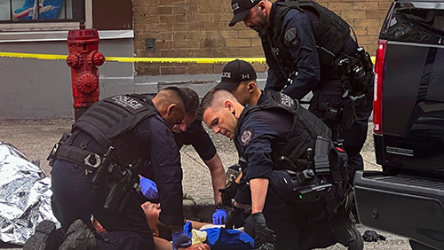 溫哥華市中心爆槍擊案,一名男子中槍危殆,疑犯當場被捕。路透社