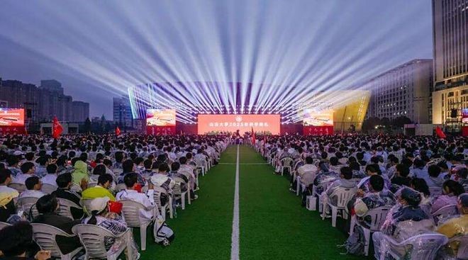 山東大學今年的開學禮遇上大雨。網易號@凱旋學長