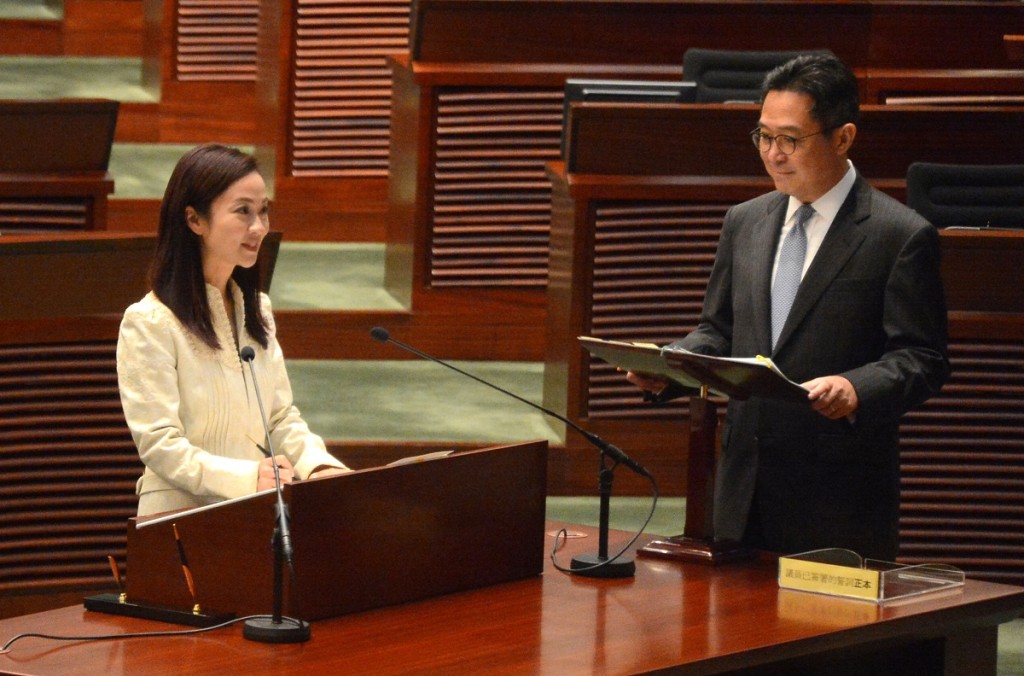 草案指在參選或者就任公職時應當依法簽署文件確認或者宣誓擁護《基本法》。資料圖片