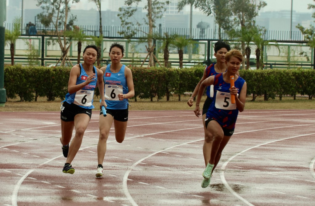 李紫桃（左）將棒交給江俊淇，右為泰國女子隊