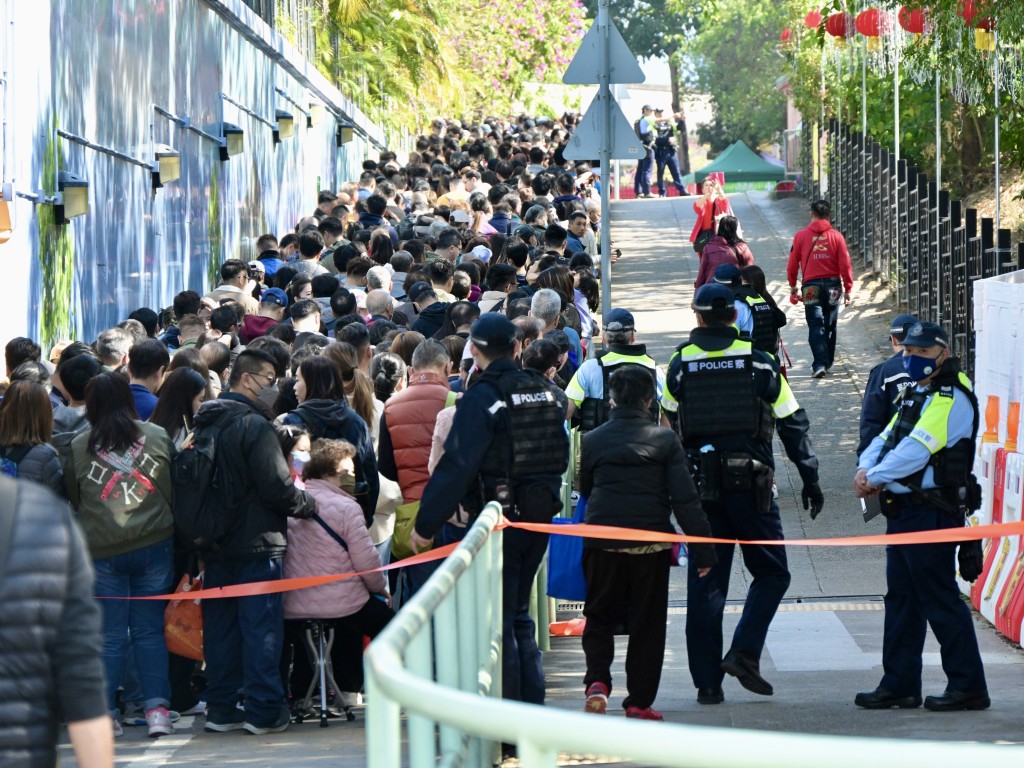 年初三车公庙实施人流管制。资料图片