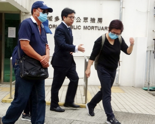 死者親友到殮房認屍。 梁國峰攝