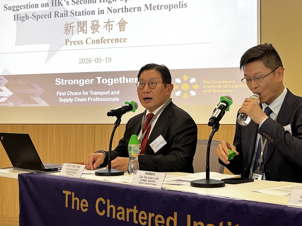 香港運輸物流學會會長周文生(左)指,廣深港高速鐵路香港段自2018年通車起,已成為連接香港與內地跨境旅客流動的關鍵交通基建。李健威攝 香港運輸物流學會會長周文生(左)指,廣深港高速鐵路香港段自2018年通車起,已成為連接香港與內地跨境旅客流動的關鍵交通基建。李健威攝