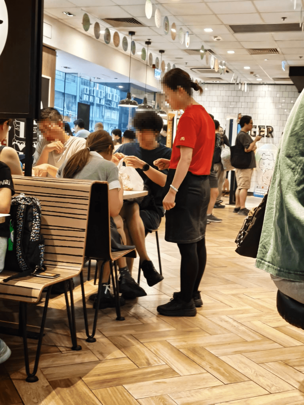 從網民上傳的相片中可見,一名年輕男子在繁忙時間的麥當勞內,公然在桌上處理外來外賣食物。 (「黃大仙區友」圖片) 從網民上傳的相片中可見,一名年輕男子在繁忙時間的麥當勞內,公然在桌上處理外來外賣食物。 (「黃大仙區友」圖片)