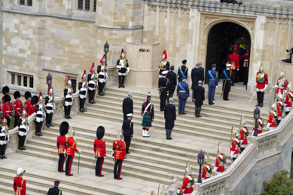 皇室成員尾隨女皇靈柩進入聖喬治教堂。AP