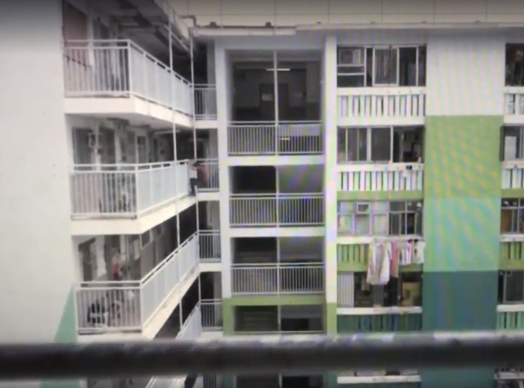 男子在南山邨挑戰Parkour。網民關永泰影片截圖