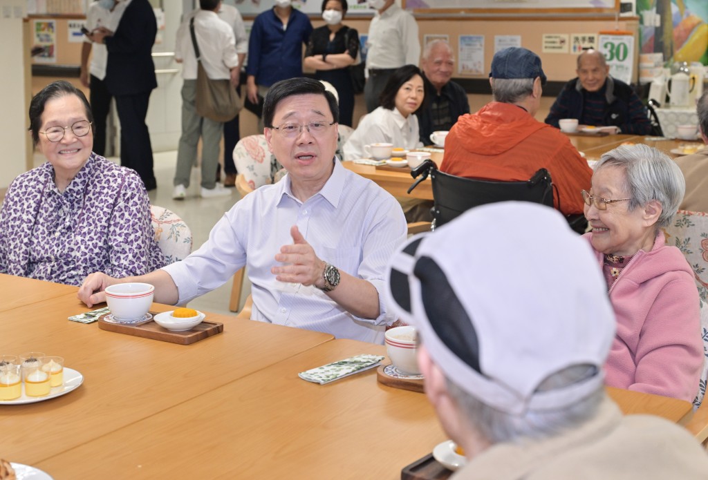 李家超參觀社會服務大樓。政府新聞處