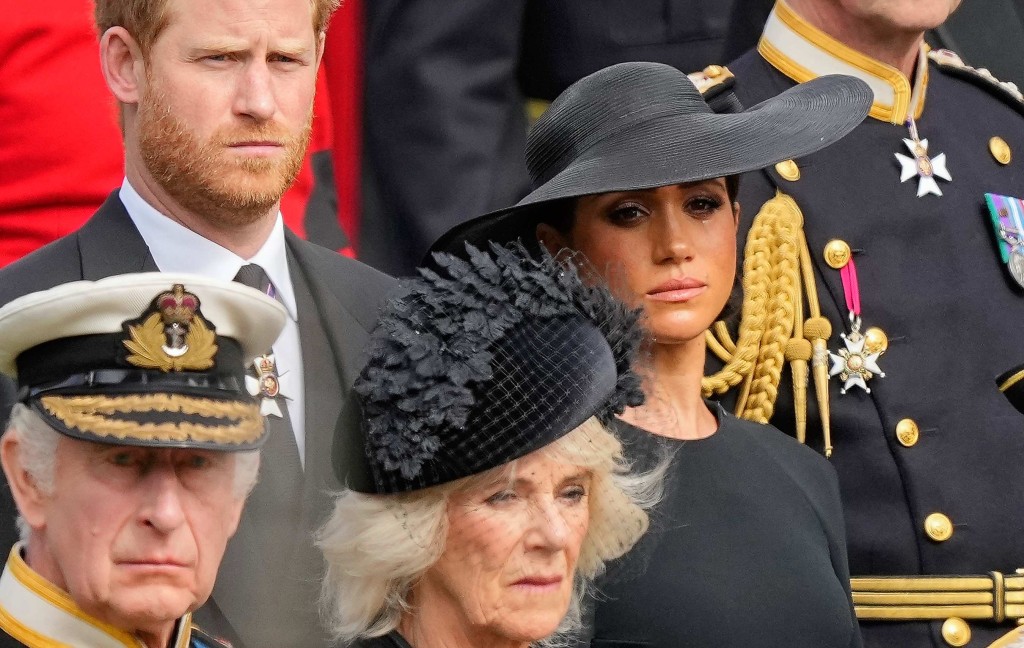 梅根當時與丈夫哈里，及查理斯三世和皇后卡米拉等皇室成員觀看葬禮。AP