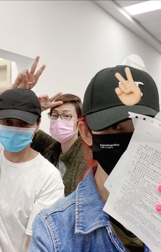 原來陳法蓉也有跟他們一起打針。