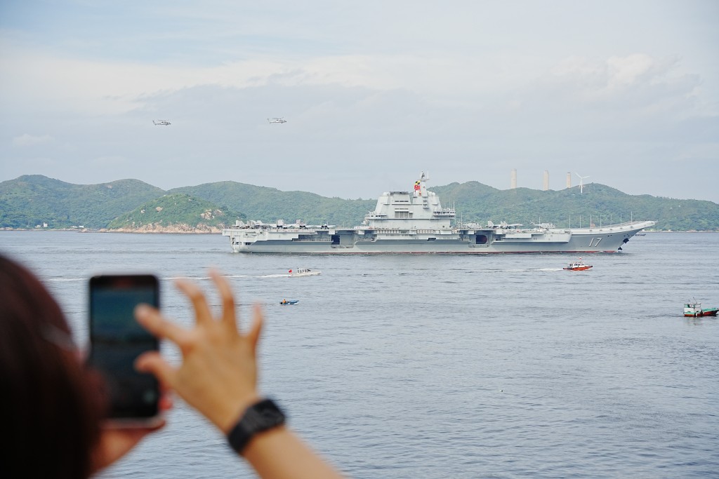 有市民一大早到海怡廣場附近，一睹國家艦艇面貌。汪旭峰攝