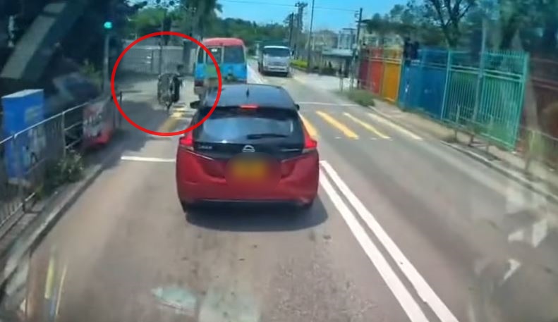 青年落小巴後向後行欲過馬路。網片截圖