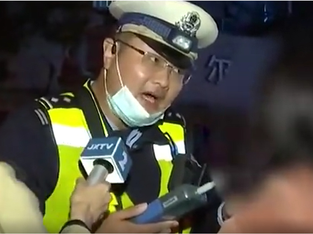 警員向女司機表明，現在把朋友叫過來，只會害了朋友。  （片段截圖）