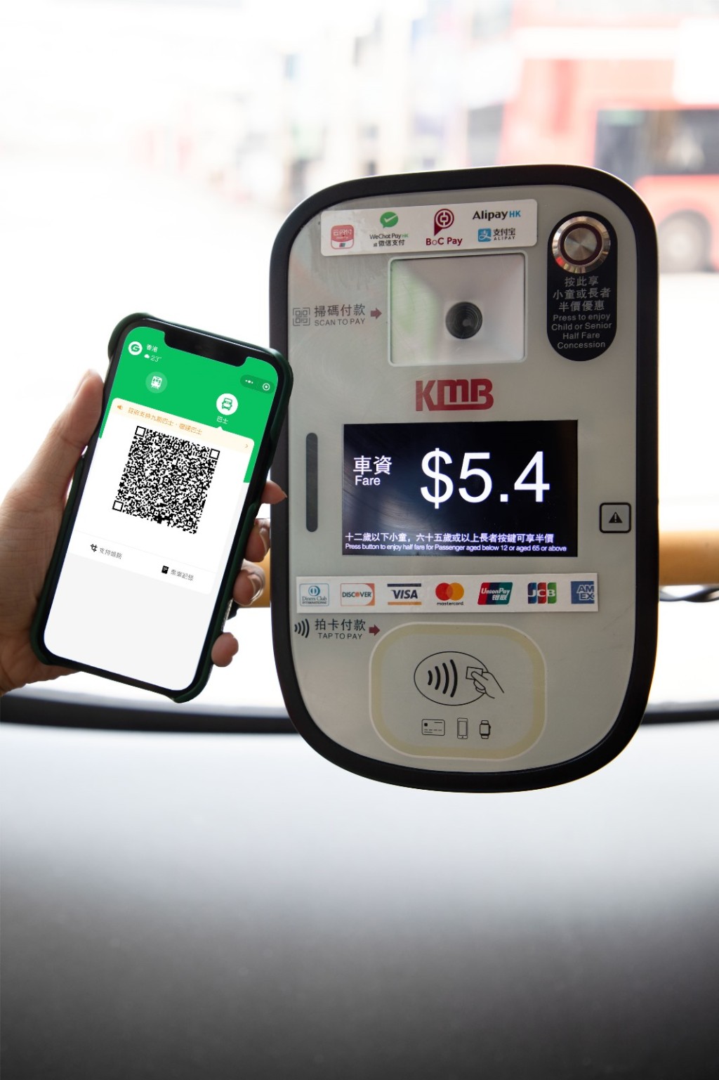九巴及龍運即日起新增WeChat Pay HK港幣錢包以及微信支付人民幣錢包繳付車資選擇。九巴提供圖片
