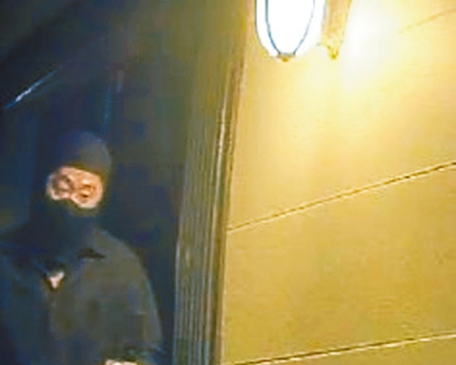 連環爆竊匪遭閉路電視拍下衣着，以及部分容貌。