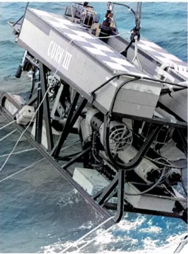 美國海軍電纜控制海底救援車成功救援。圖：美國海軍
