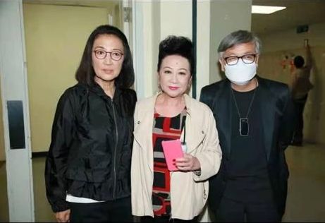 當晚家燕姐錄完《天天開運王》過廠後跟馬海倫及田啟文合照,但最後她冇入廠。