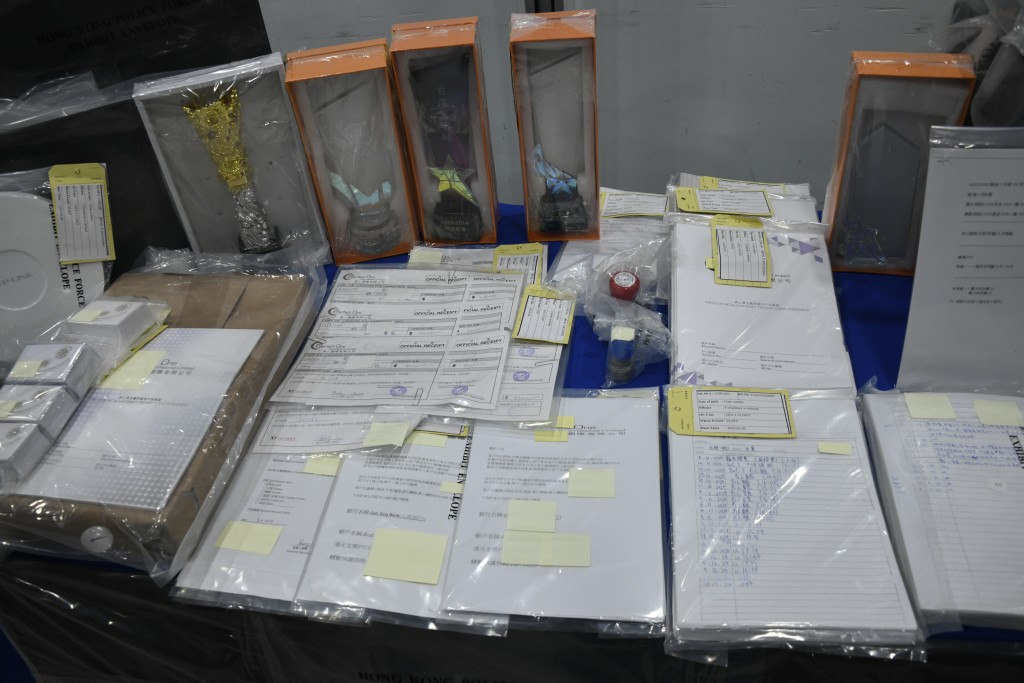 警方在辦公室內檢獲大量證物。楊偉亨攝 警方在辦公室內檢獲大量證物。楊偉亨攝