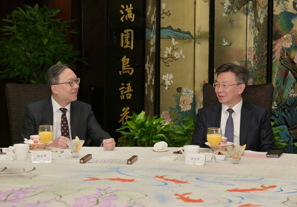 林定國（左）今日與南京巿巿長李忠軍（右）共晉早餐。政府新聞處圖片
